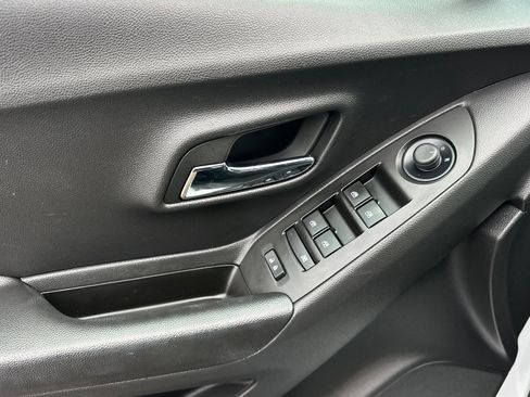 Used 2022 Chevrolet Trax LT w/ LT Convenience Package image 11