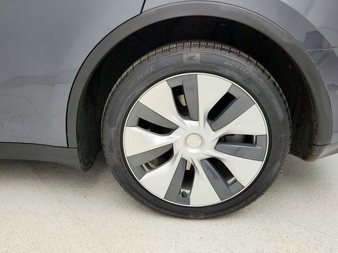 Used 2020 Tesla Model Y Long Range image 9