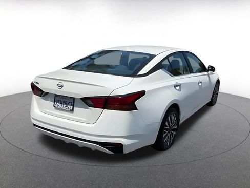 Used 2025 Nissan Altima 2.5 SV FWD image 12