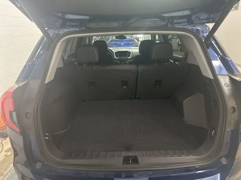 Used 2023 GMC Terrain SLE w/ Driver Convenience Package image 18