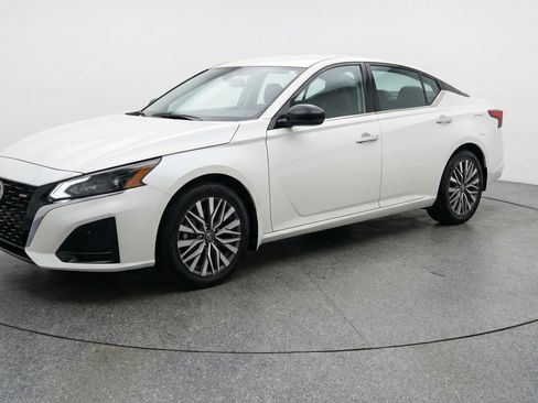 Used 2025 Nissan Altima 2.5 SV image 3