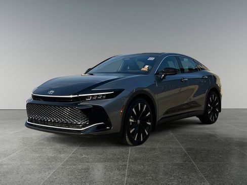 Used 2025 Toyota Crown Platinum image 3