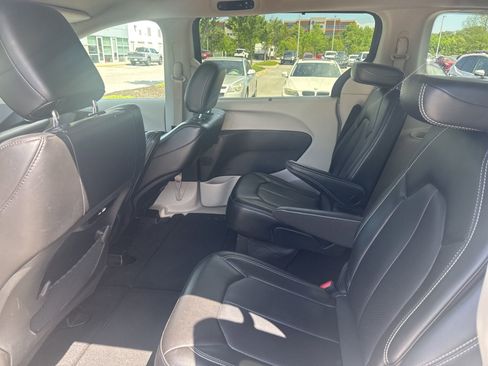 Used 2023 Chrysler Pacifica Touring-L FWD image 15