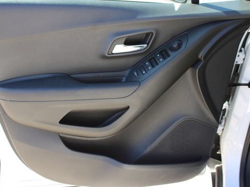 Used 2019 Chevrolet Trax LT w/ LT Convenience Package FWD image 29