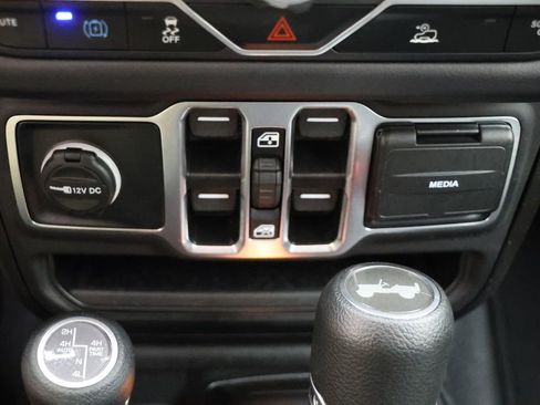 Used 2025 Jeep Wrangler Unlimited Sahara AWD/4WD image 24