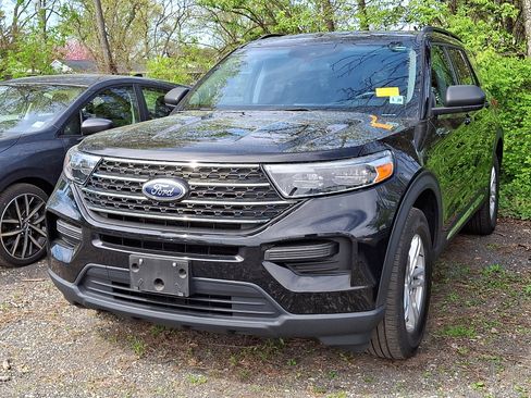 Used 2023 Ford Explorer XLT image 3