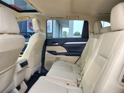 Used 2016 Toyota Highlander XLE AWD/4WD image 11