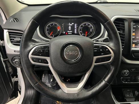 Used 2018 Jeep Cherokee Latitude Plus w/ Comfort/Convenience Group FWD image 21
