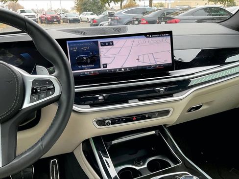 Used 2025 BMW X7 M60i image 9