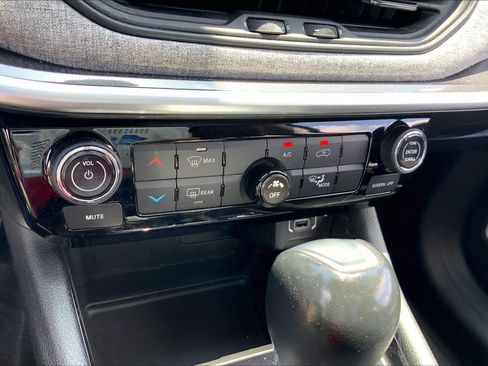 Used 2022 Jeep Compass Latitude FWD image 32