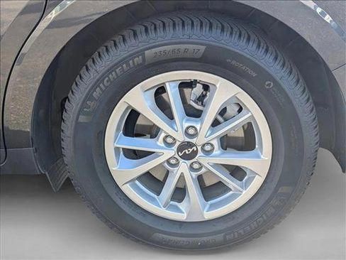 Used 2024 Kia Carnival LX image 9