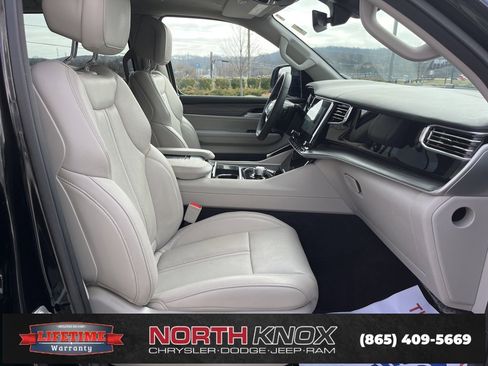 Used 2023 Jeep Wagoneer L Series II w/ Premium Group I image 29