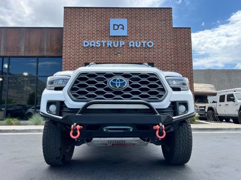 Used 2017 Toyota Tacoma TRD Off-Road AWD/4WD image 2