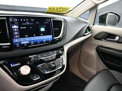 Used 2024 Chrysler Pacifica Touring-L FWD image 21