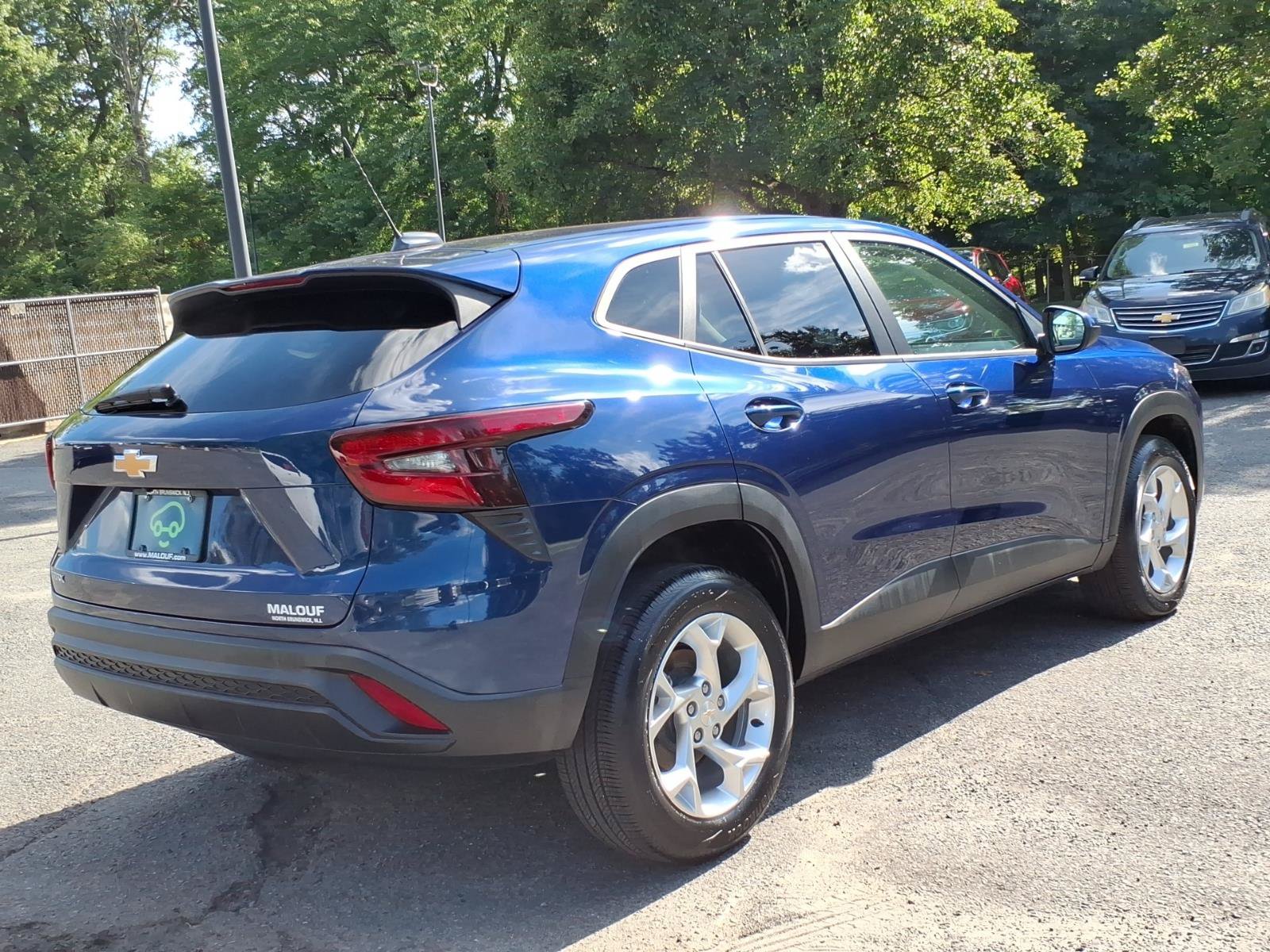 Used 2024 Chevrolet Trax LS w/ LS Convenience Package FWD image 6