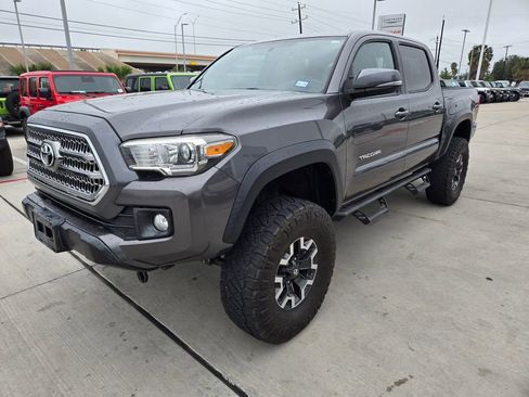 Used 2017 Toyota Tacoma TRD Off-Road w/ Tow Package (A/T) image 6
