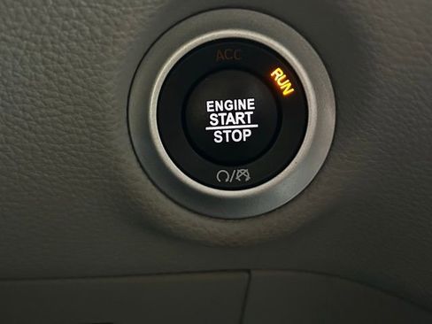 Used 2023 Chrysler Pacifica Touring-L image 3