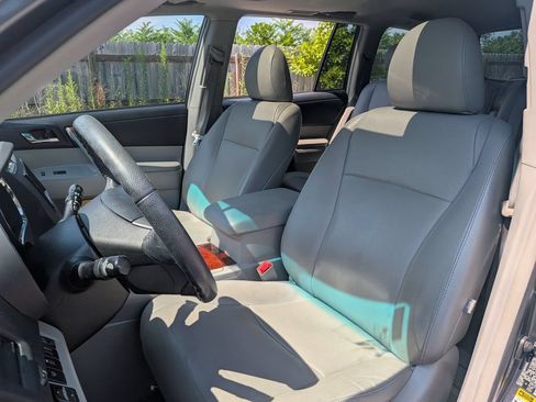 Used 2012 Toyota Highlander Limited w/ Tow Pkg FWD image 12