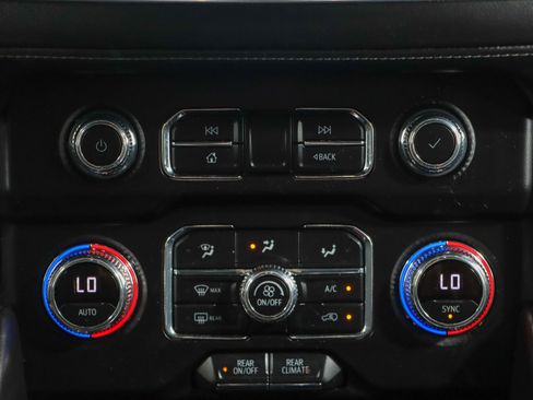 Used 2022 GMC Yukon XL SLE image 21