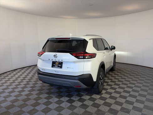 Used 2021 Nissan Rogue SV w/ Premium Package image 10