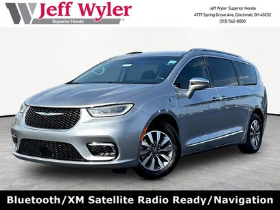 Used 2021 Chrysler Pacifica Limited w/ Uconnect Theater Family Group