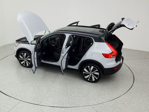 Certified 2022 Volvo XC40 P8 Recharge Plus image 23