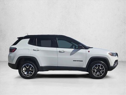 Used 2025 Jeep Compass Trailhawk w/ Trailer Tow Group AWD/4WD image 4