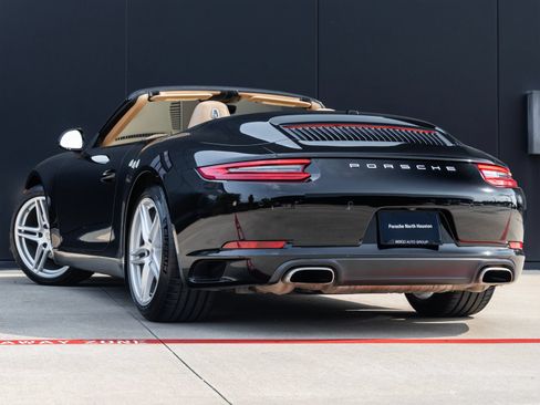 Used 2017 Porsche 911 Carrera RWD image 3