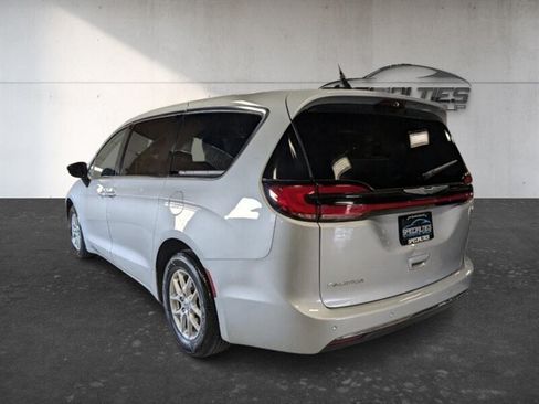 Used 2024 Chrysler Pacifica Touring-L FWD image 8