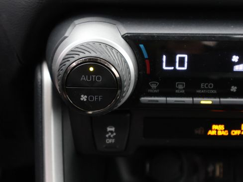 Used 2025 Toyota RAV4 XLE AWD/4WD image 27