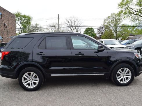 Used 2018 Ford Explorer XLT w/ Equipment Group 202A AWD/4WD image 5