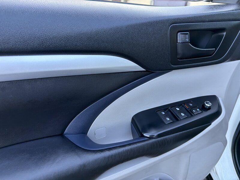 Used 2018 Toyota Highlander Plus FWD image 19