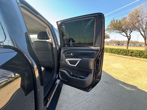 Used 2018 Nissan Titan SL image 18