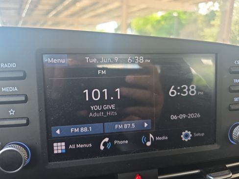 Used 2025 Hyundai Elantra SE FWD image 9