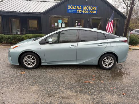 Used 2017 Toyota Prius Two image 8