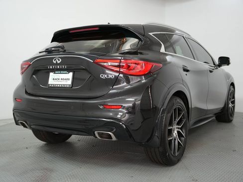 Used 2019 INFINITI QX30 w/ Navigation Package image 9