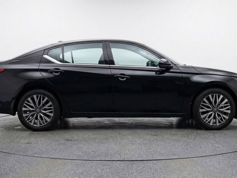 Used 2025 Nissan Altima 2.5 SV FWD image 11