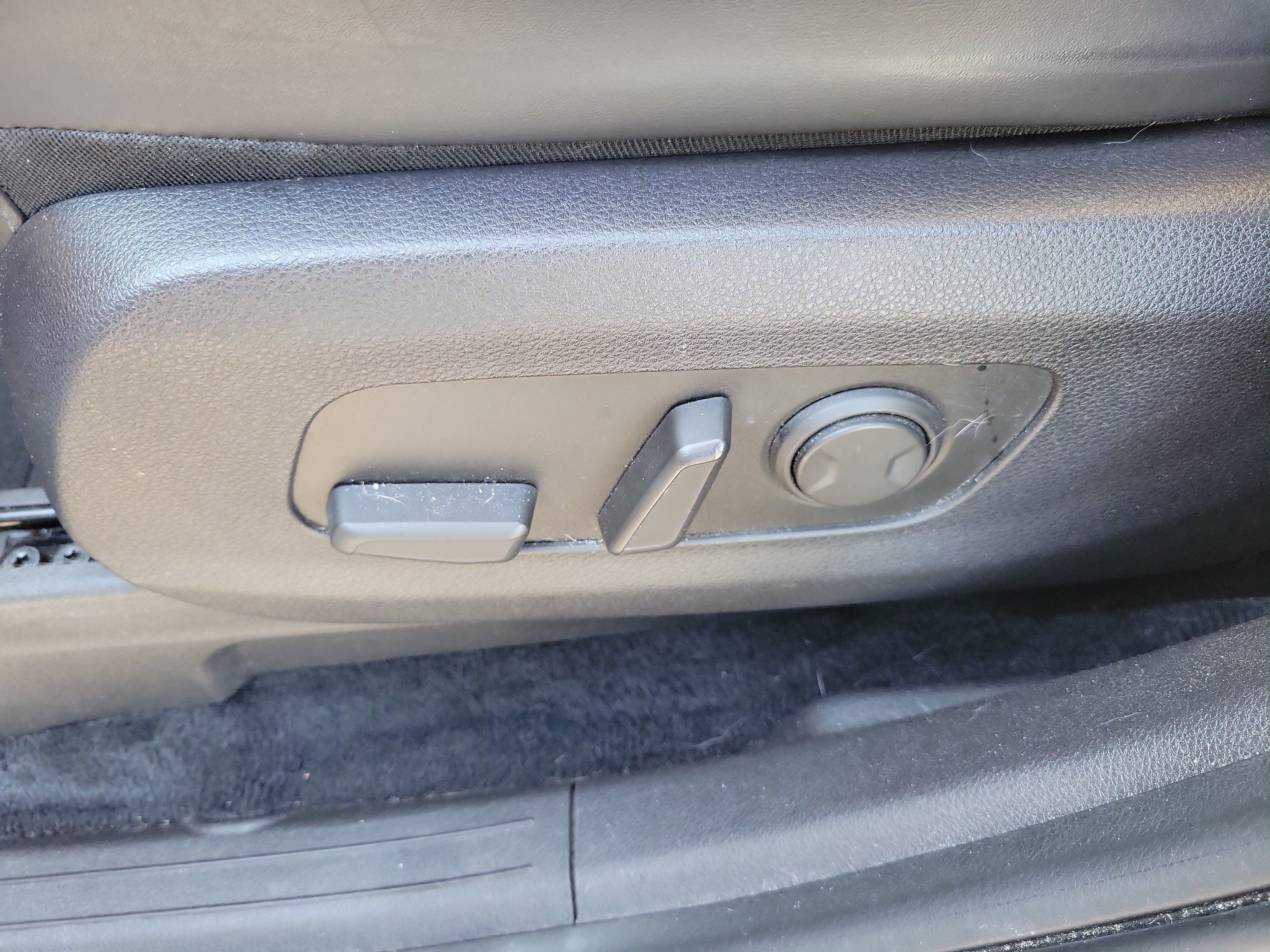 Used 2022 Kia Carnival LX FWD image 23