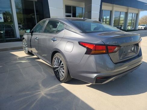 Used 2024 Nissan Altima 2.5 SV image 2