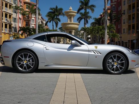 Used 2011 Ferrari California image 3