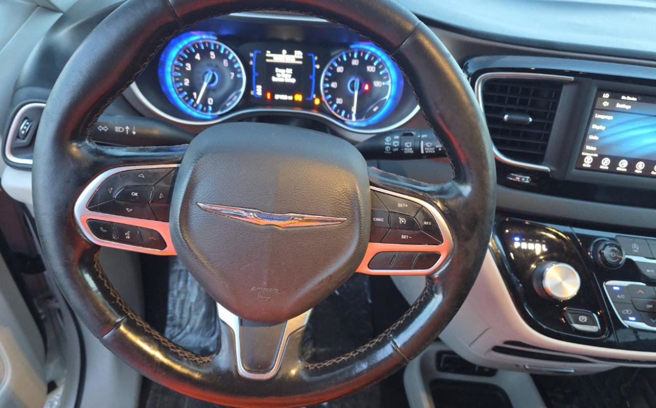 Used 2019 Chrysler Pacifica Touring-L FWD image 12