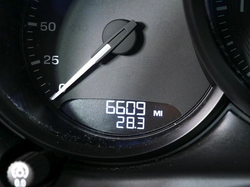 Certified 2025 Porsche Macan image 12