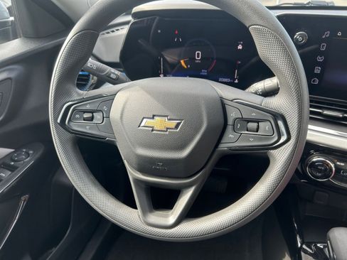 Used 2025 Chevrolet Trax LT image 27