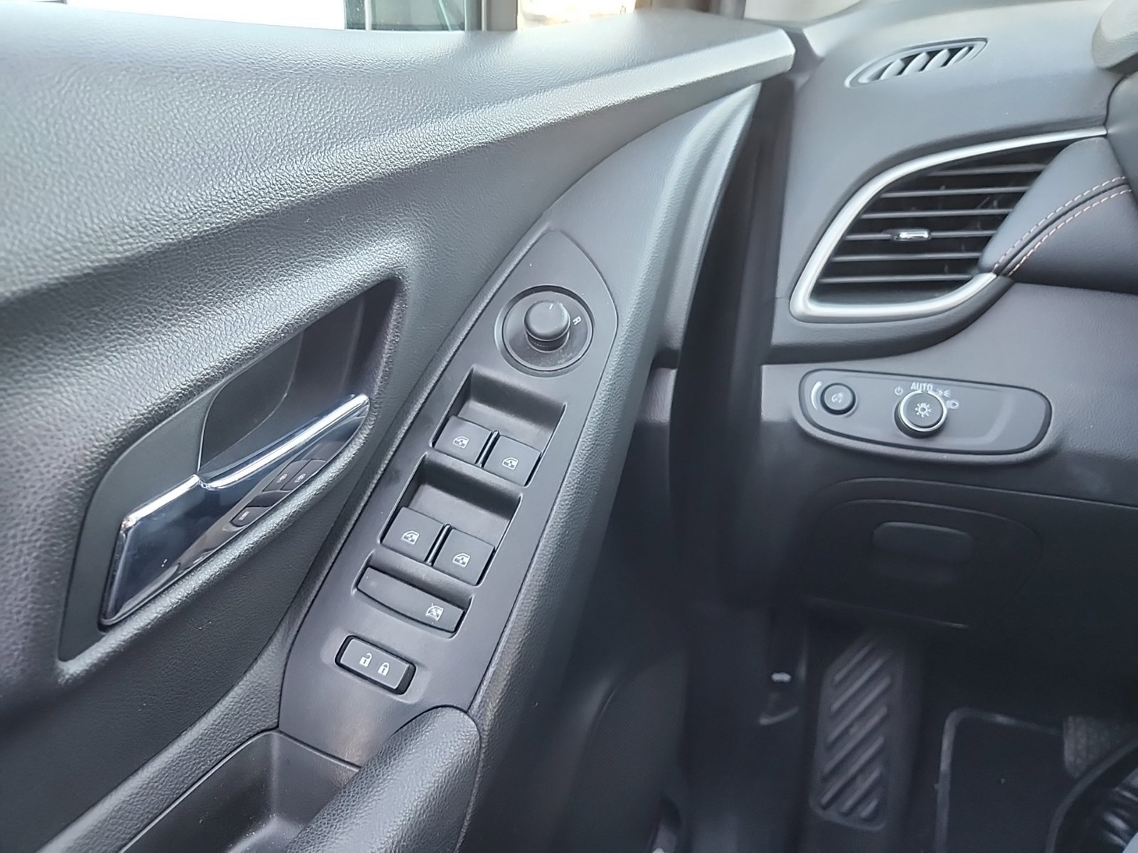 Used 2020 Chevrolet Trax LS FWD image 12
