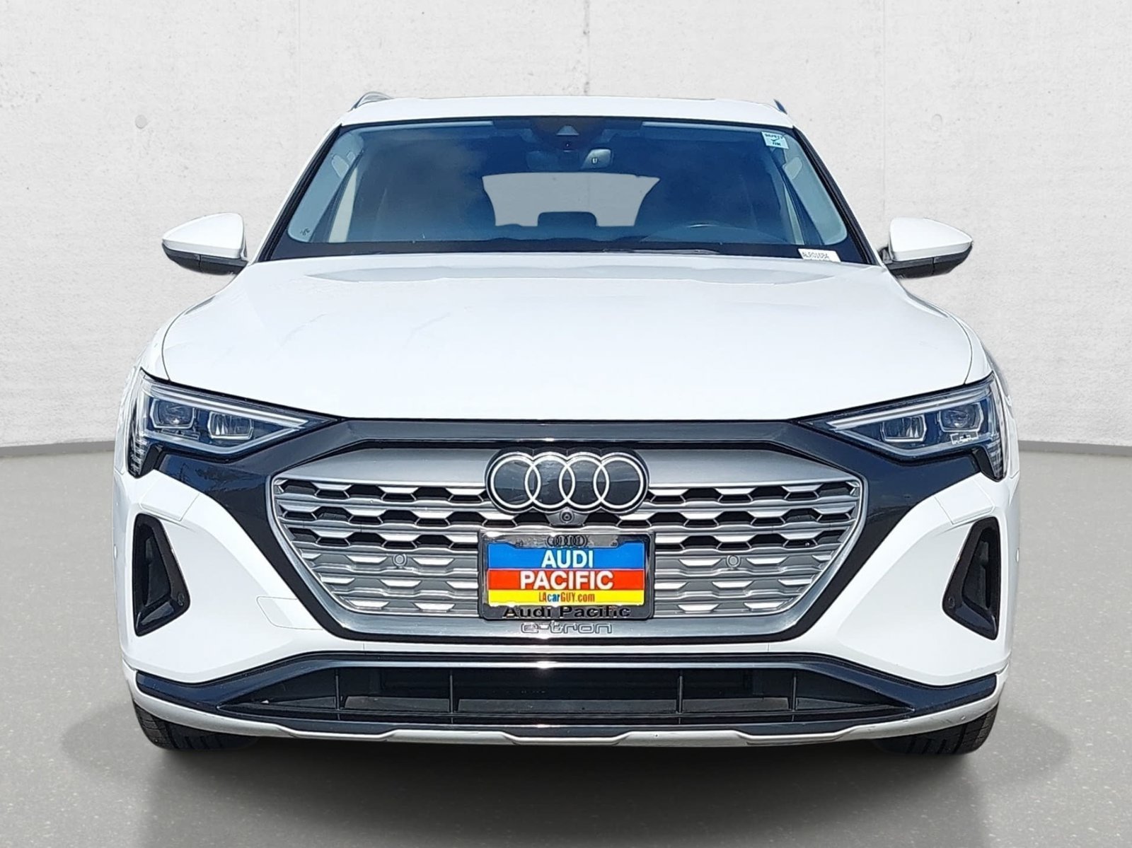 Used 2024 Audi Q8 e-tron Premium Plus AWD/4WD image 2