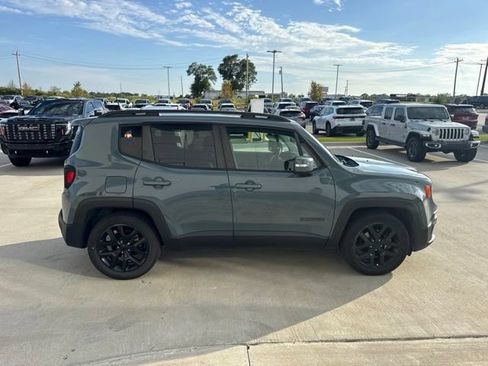 Used 2018 Jeep Renegade Altitude FWD image 2