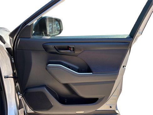 Used 2022 Toyota Highlander LE image 38