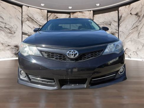 Used 2014 Toyota Camry SE w/ Moonroof Package image 2