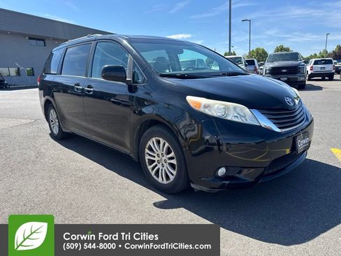 Used 2011 Toyota Sienna XLE w/ XLE Navigation Pkg FWD image 3