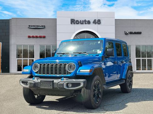 Used 2024 Jeep Wrangler Unlimited Sahara w/ Technology Group AWD/4WD image 2